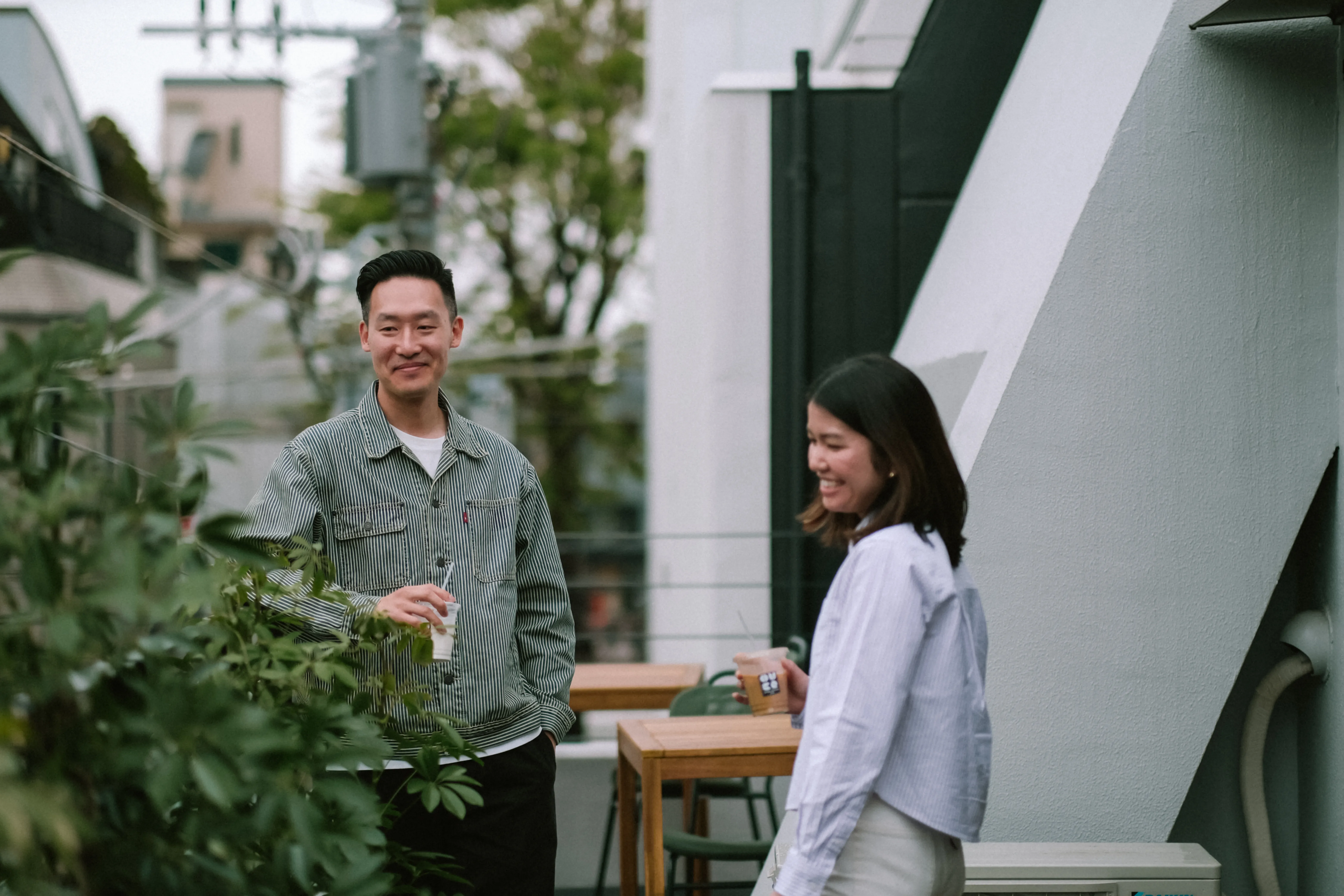 Over Coffee Hubのバルコニーで休憩するメンバー