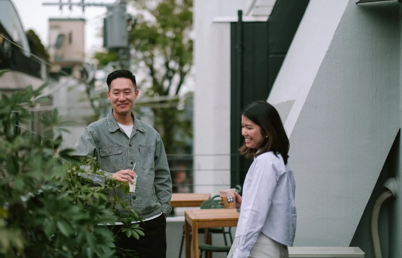 Over Coffee Hubのメンバーが外でコーヒーを飲みながら話している様子