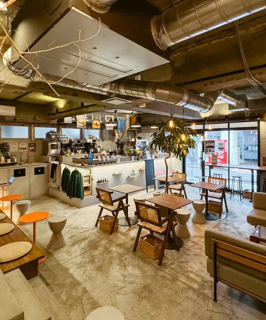 Over Coffee Hubでバリスタがコーヒーを淹れている様子