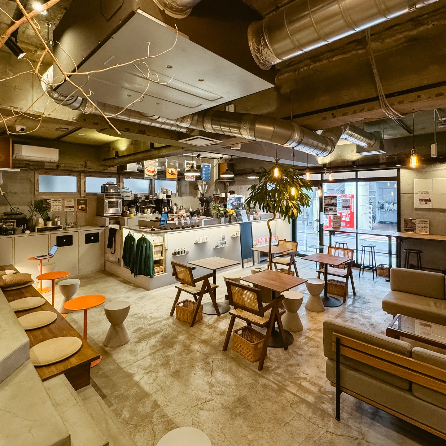 Over Coffee Hubでバリスタがコーヒーを淹れている様子