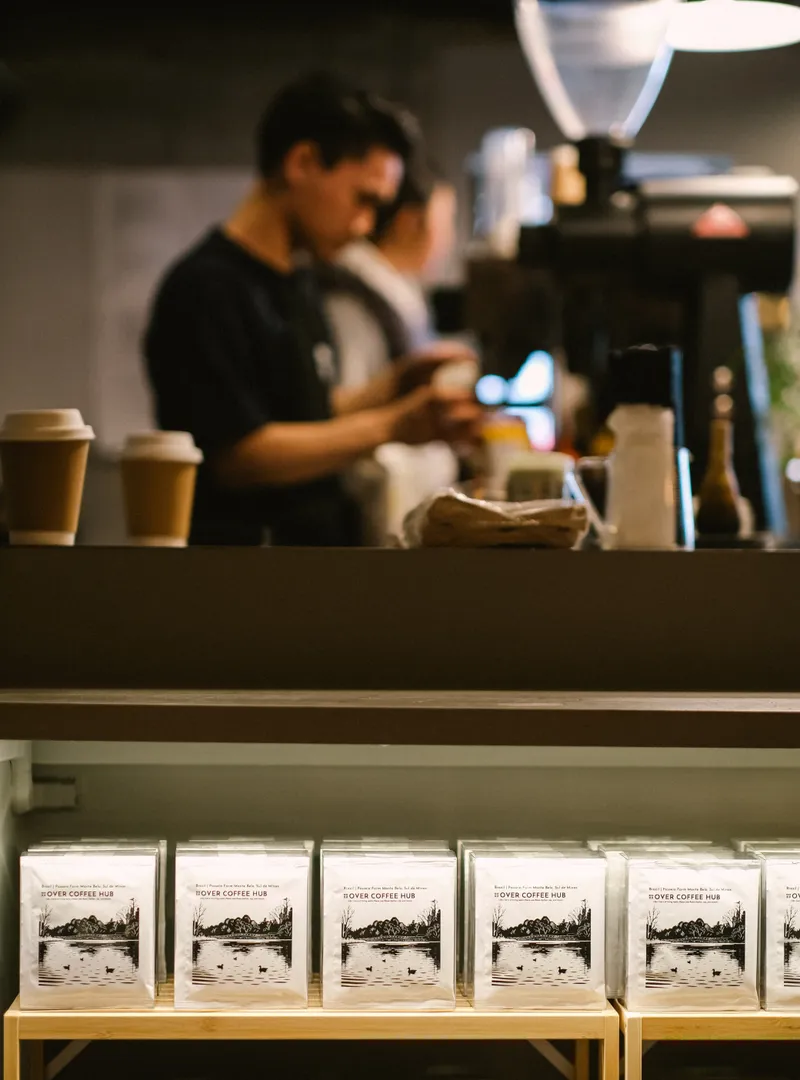 バリスタがコーヒーを抽出している様子
