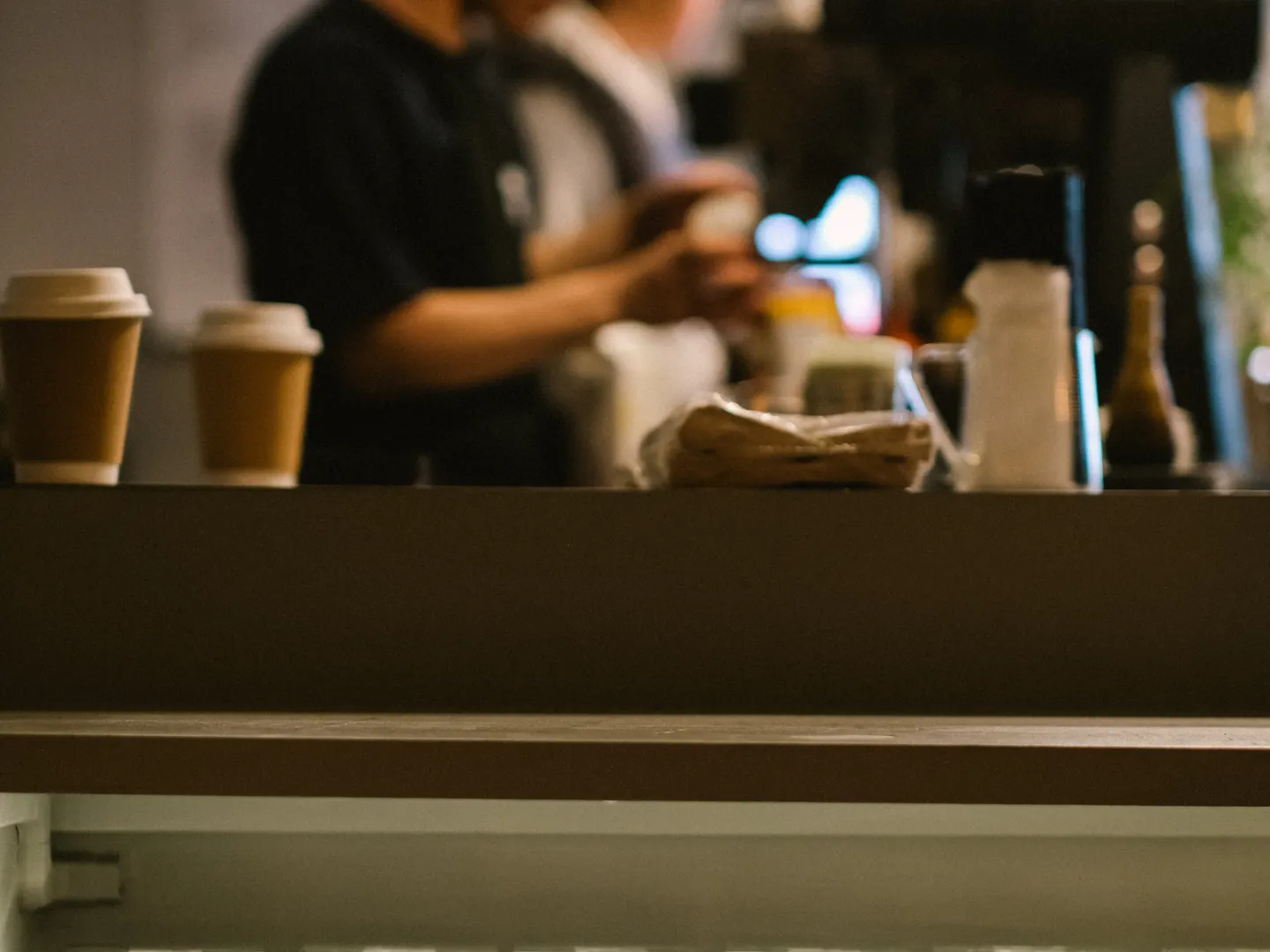 バリスタがコーヒーを抽出している様子
