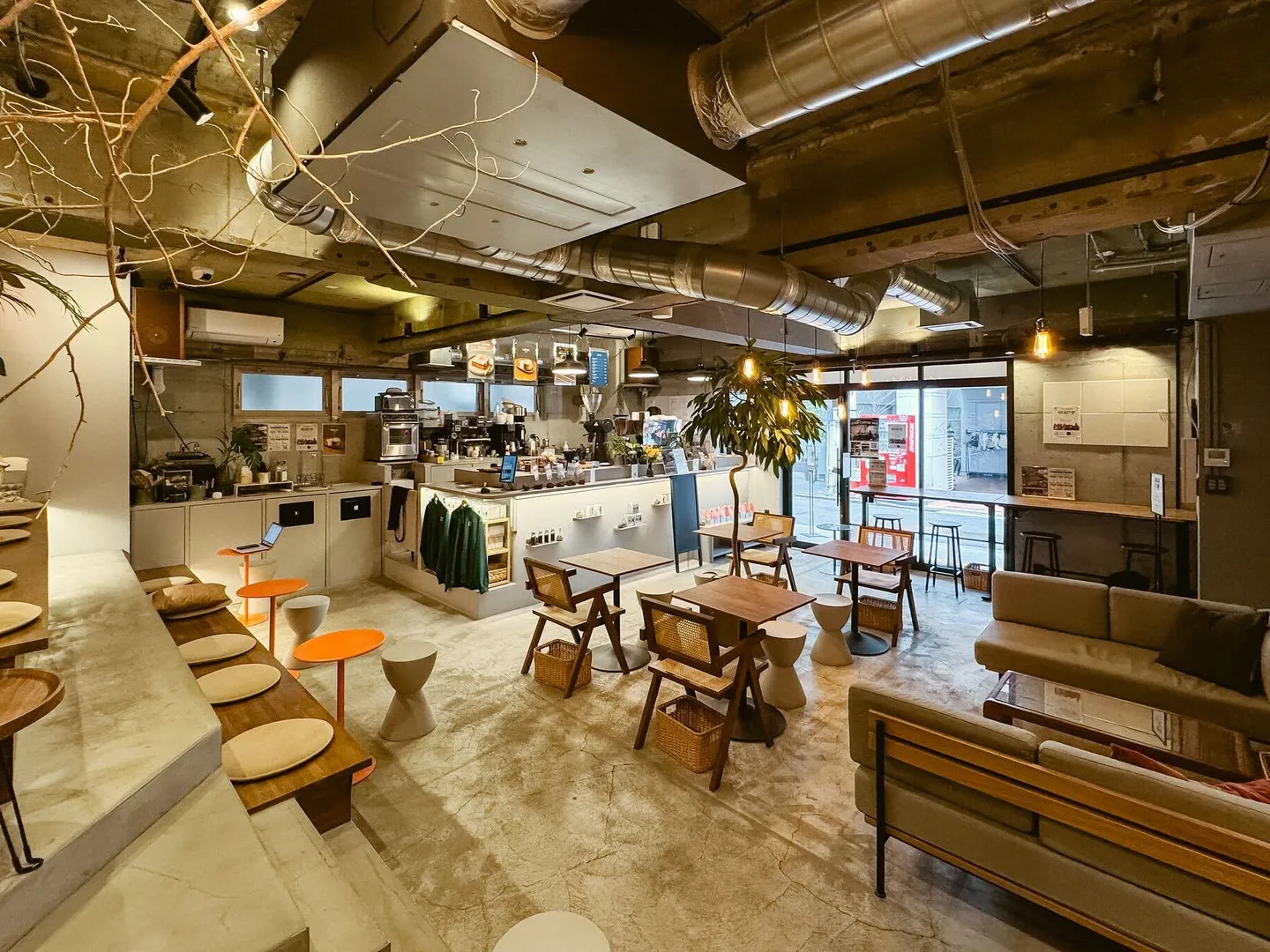 Over Coffee Hubのカフェ内観