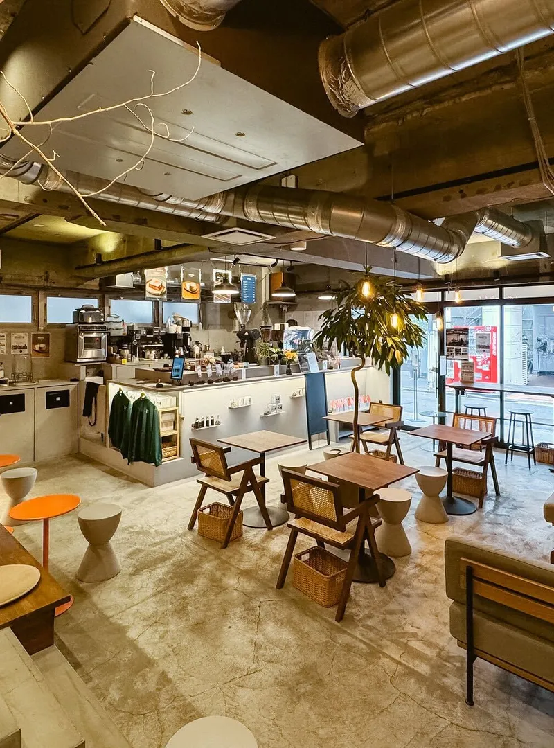 Over Coffee Hubのカフェ内観