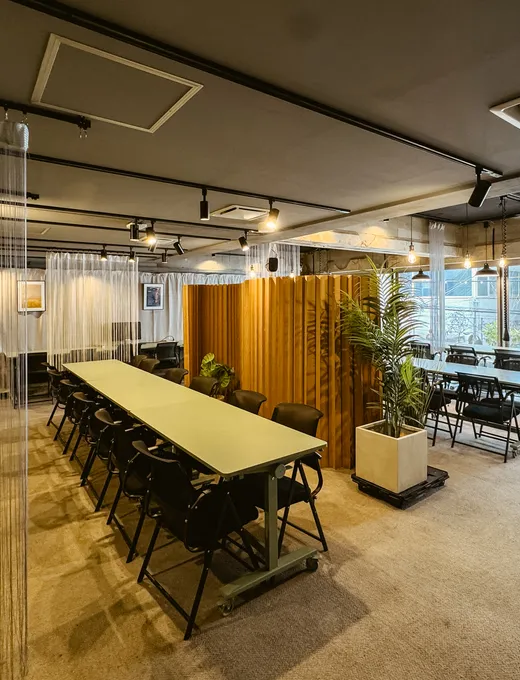 The 2F coworking floor with tables and flexible seating