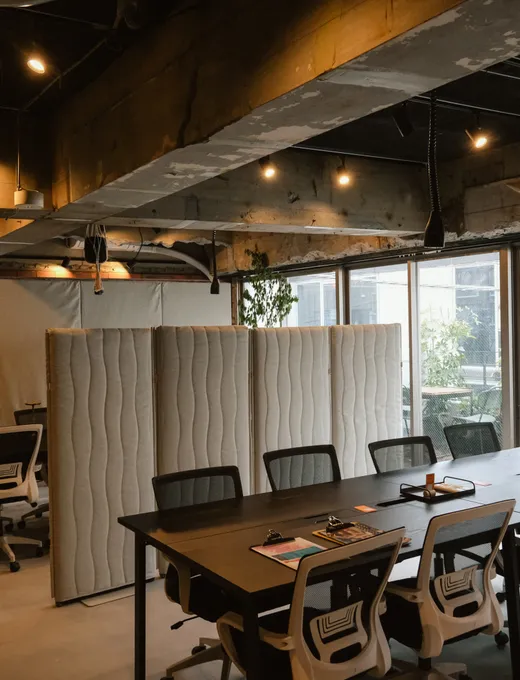 The 3F coworking floor with desks and natural light